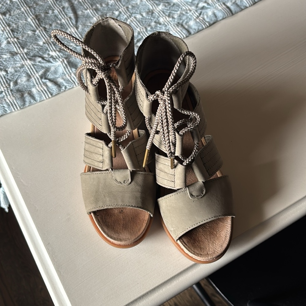 Women's Sorel Strappy Sandals in Olive Green - Picture 2 of 5
